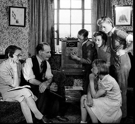 familia americana escuchando la radio