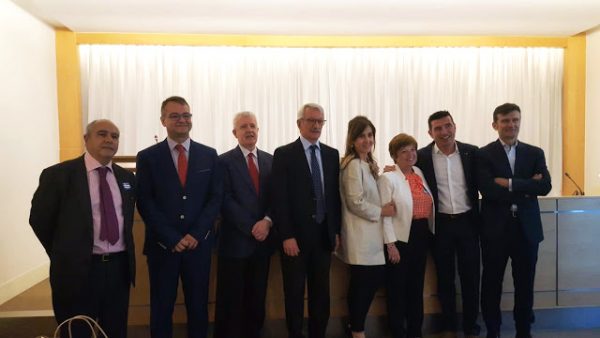 Foto familia premios Gonzalo Estefania