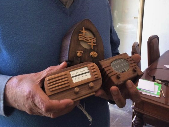 Radios en miniatura con su autor